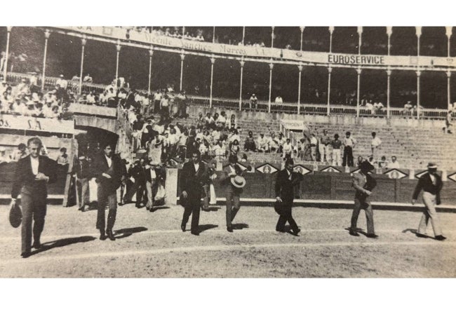 El Viti, Roberto Domínguez, David Luguillano, José Luis Ramos, José Cubero 'Yiyo', Juan José y Rafael de Paula, en el paseíllo del festival de las Hermanitas de los Pobres, el 12 de septiembre de 1985.